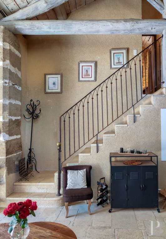 Dans le Vaucluse, aux environs de Beaumes-de-Venise,  une ancienne ferme du 18e siècle bordée de vignes - photo  n°34